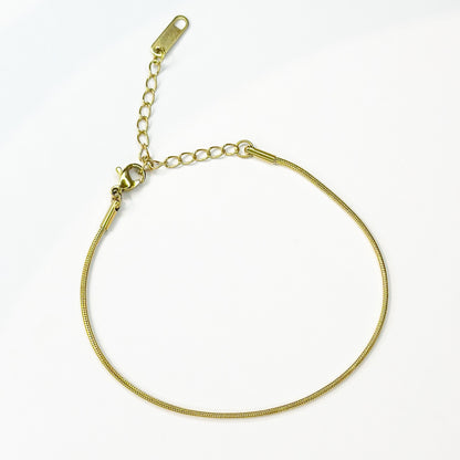 Auksuota minimalistinio stiliaus apyrankė