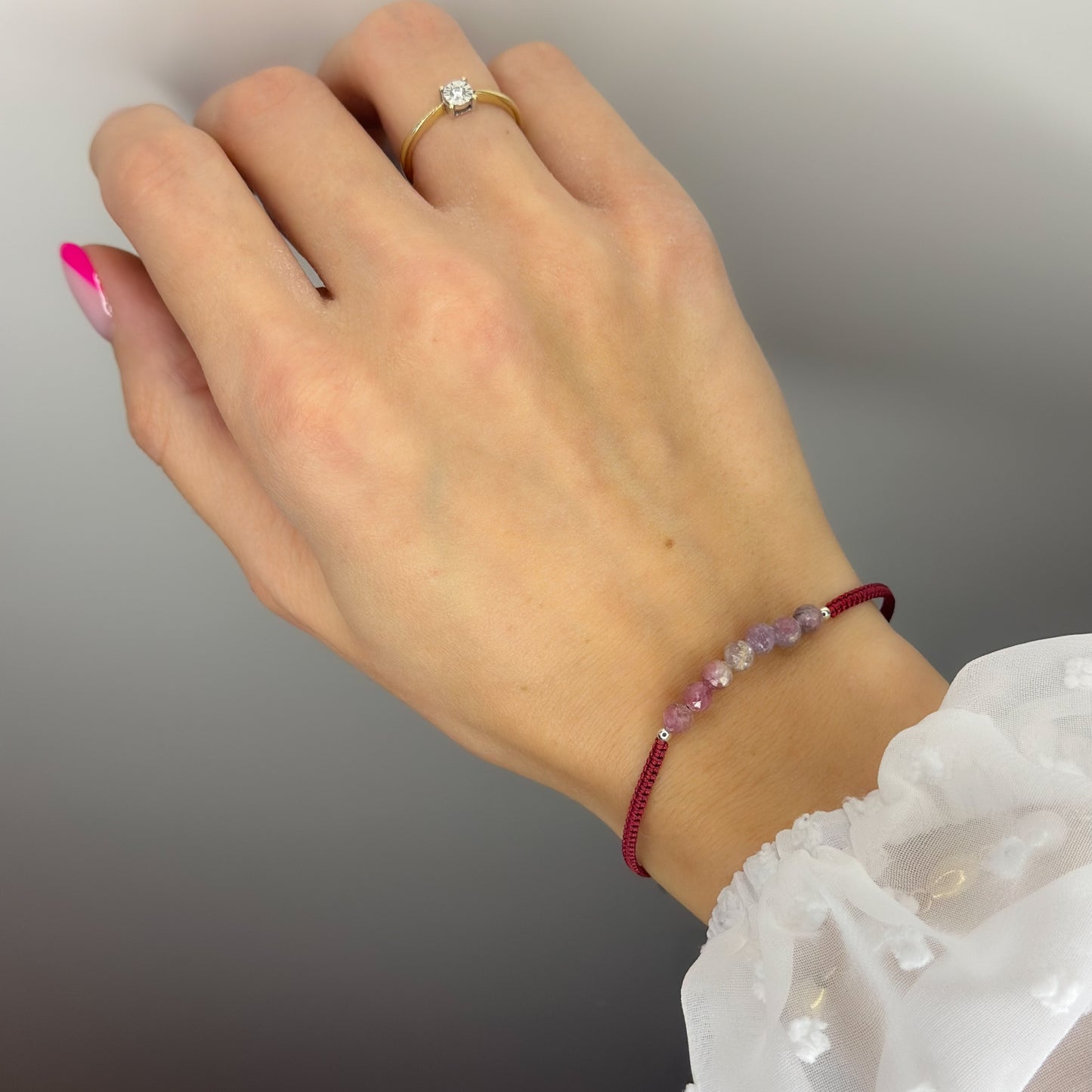 Siūlo apyrankė su turmalino akmenukais