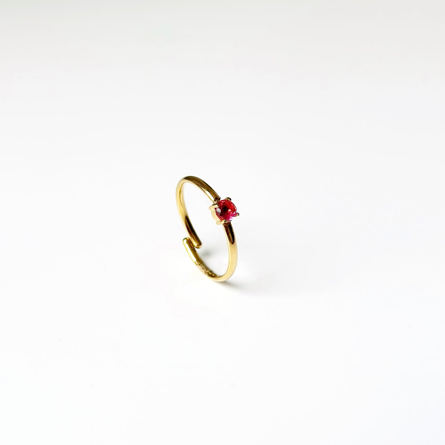 Auksuotas žiedas su įvairiaspalviais cirkoniais