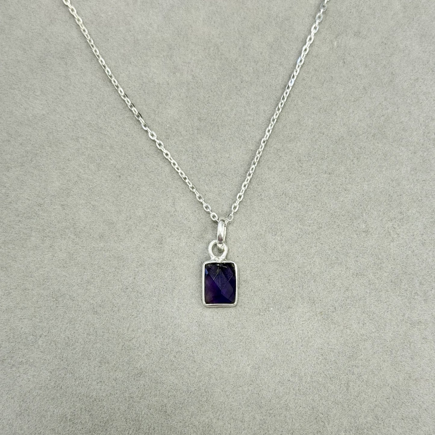 Sidabrinis pakabukas su ametistu ir grandinėle