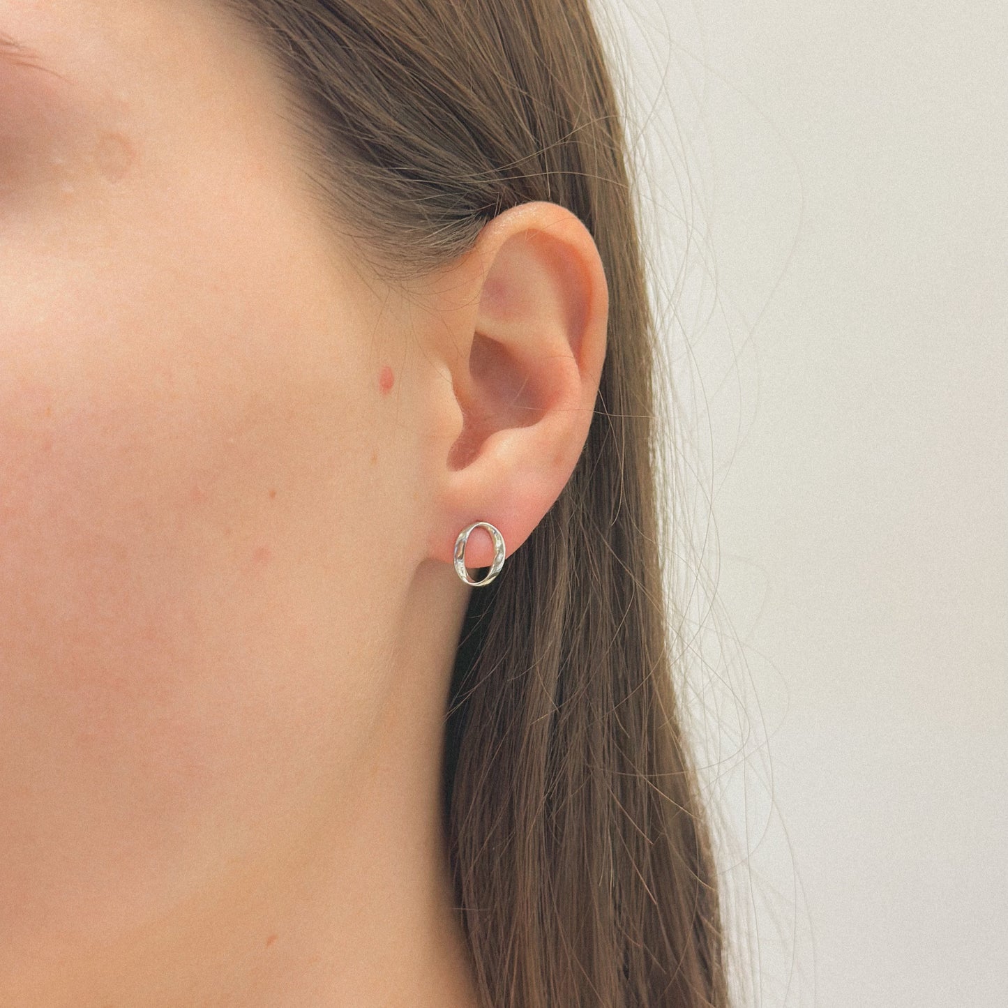 Sidabriniai rodžiuoti apvalūs auskarai