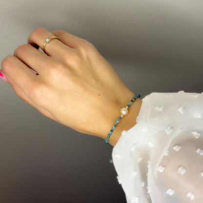 Siūlo apyrankė su perlu ir apatito akmenukais