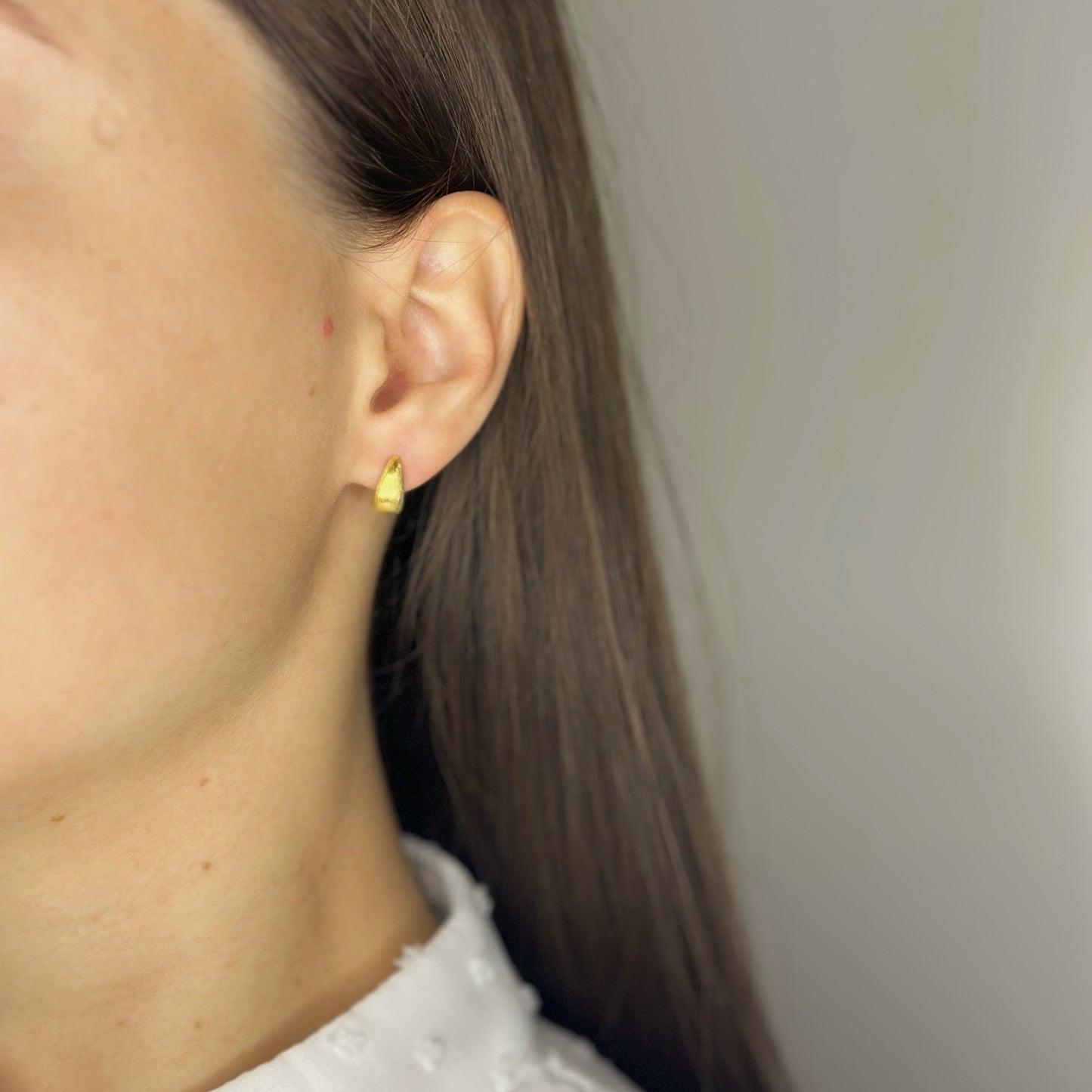 Sidabriniai vinukai matiniu paviršiumi