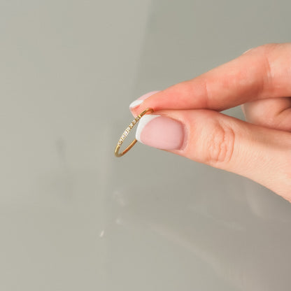 Auksuotas žiedas su 8 mažais cirkoniais