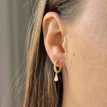 Sidabrinės rinkutės su kabančiu cirkoniu