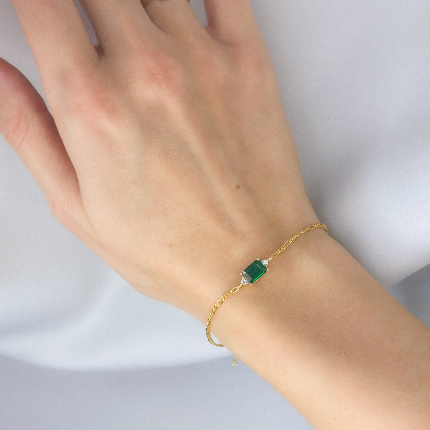 Sidabrinė auksuota apyrankė su žaliu stačiakampiu cirkoniu