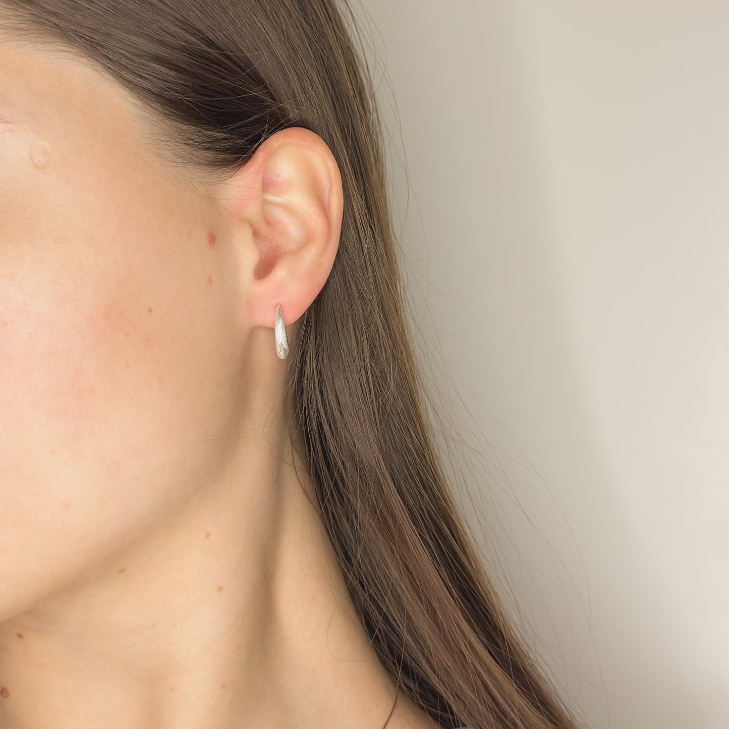 Sidabrinės ovalios rinkutės matiniu paviršiumi