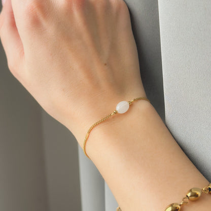 Auksuota apyrankė su baltu akmeniu