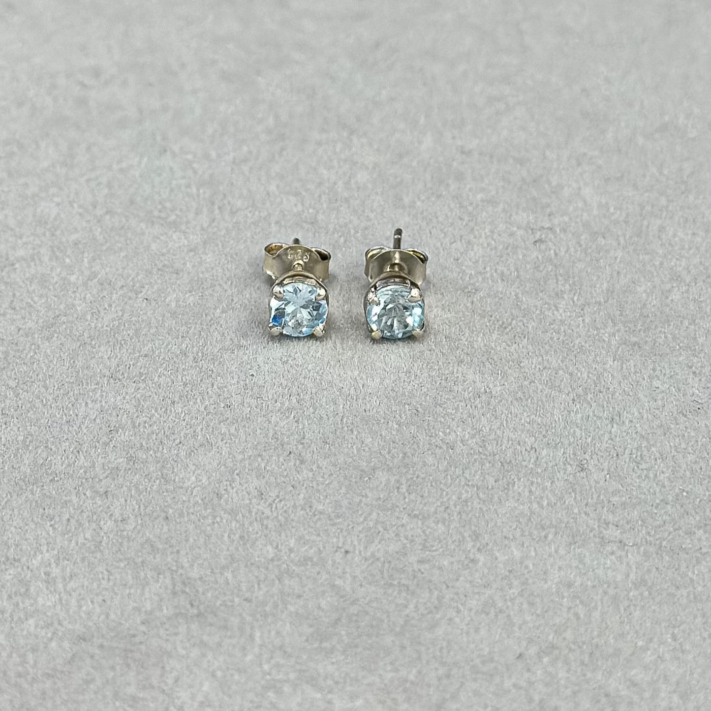 Sidabriniai auskarai su topazo kristalu