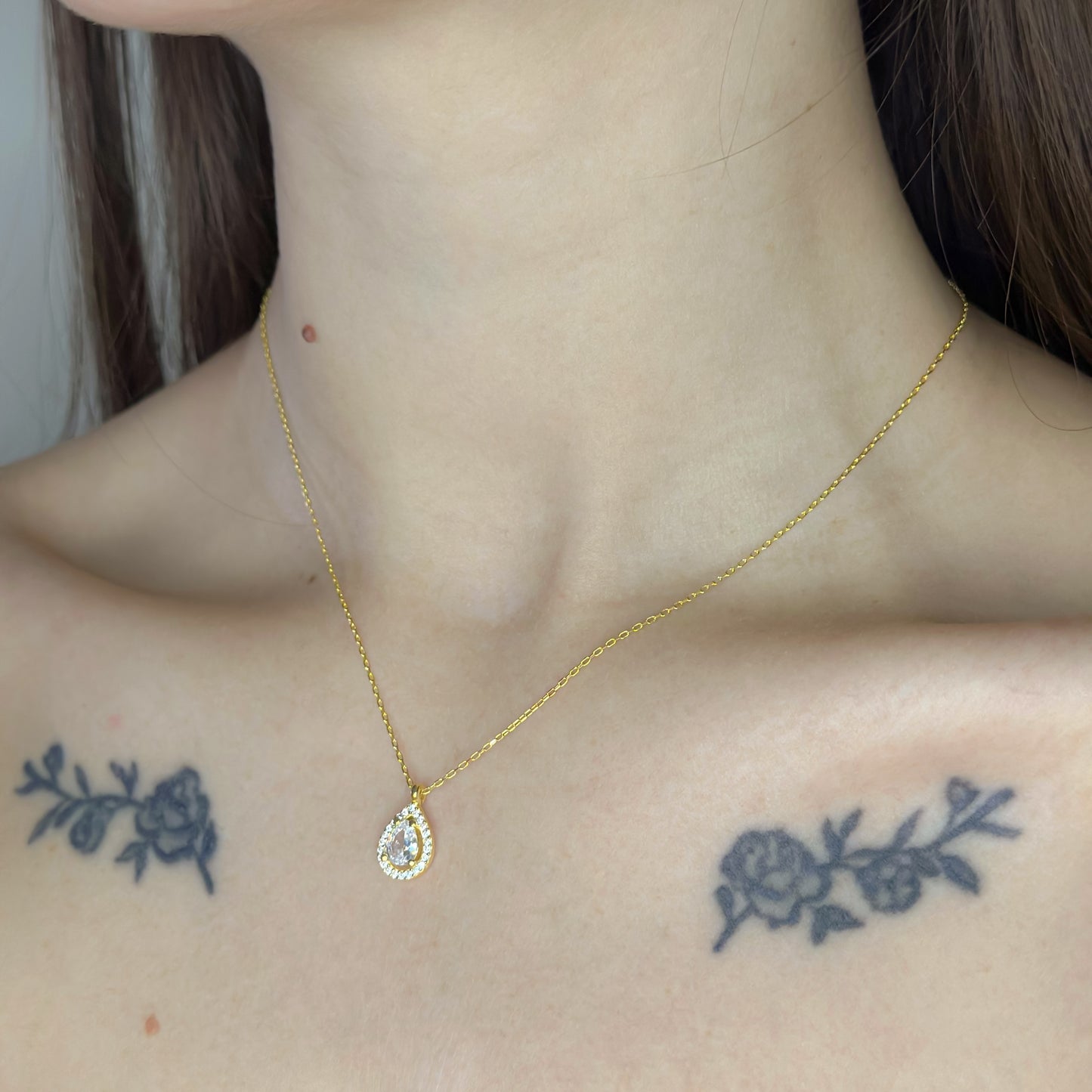 Sidabrinis auksuotas lašo formos pakabukas su cirkoniu ir grandinėle