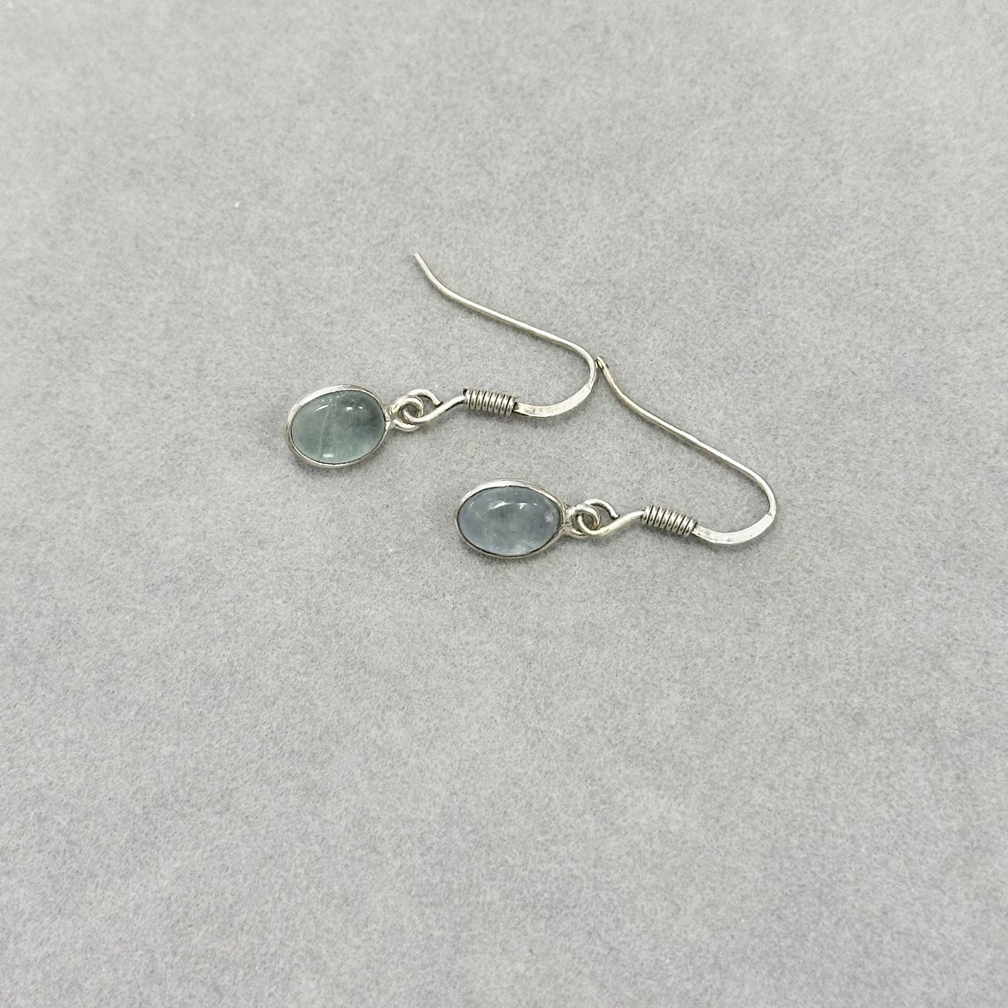 Sidabriniai kabantys auskarai su apatitu