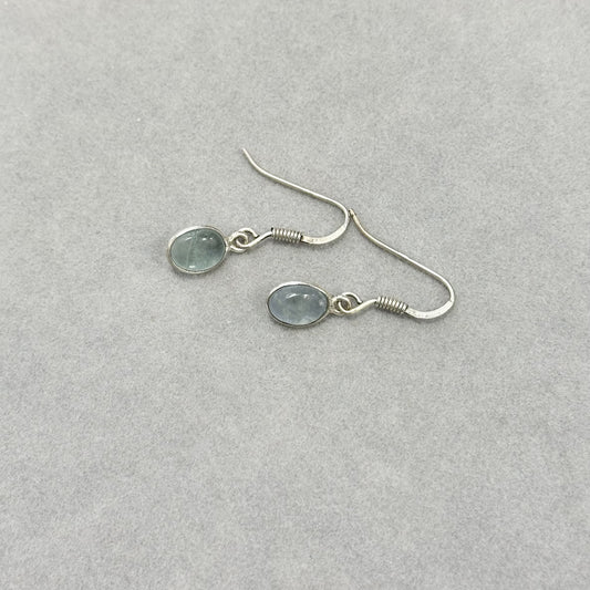 Sidabriniai kabantys auskarai su apatitu