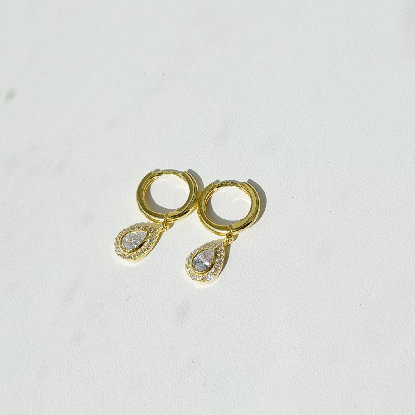 Sidabrinės auksuotos 1,4cm rinkutės su lašelio formos cirkoniais