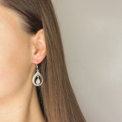 Sidabriniai kabantys auskarai su mėnulio akmeniu