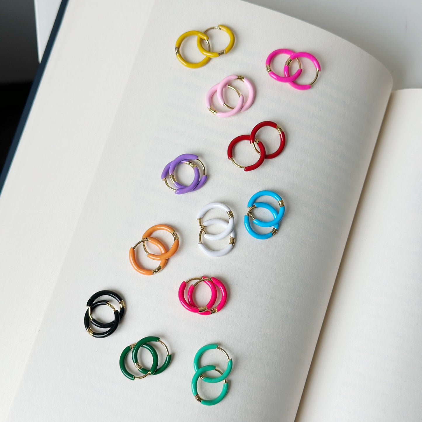 Auksuotos emaliu dengtos spalvotos rinkutės