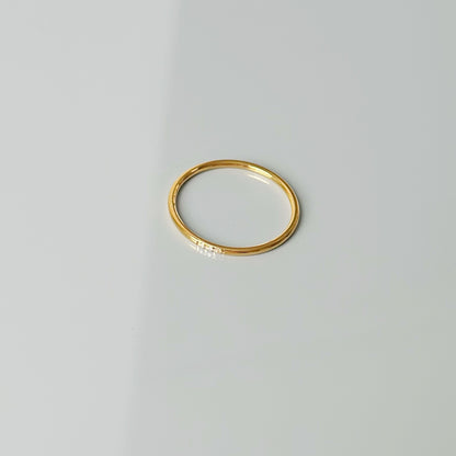 Auksuotas žiedas su trimis mažais cirkoniais