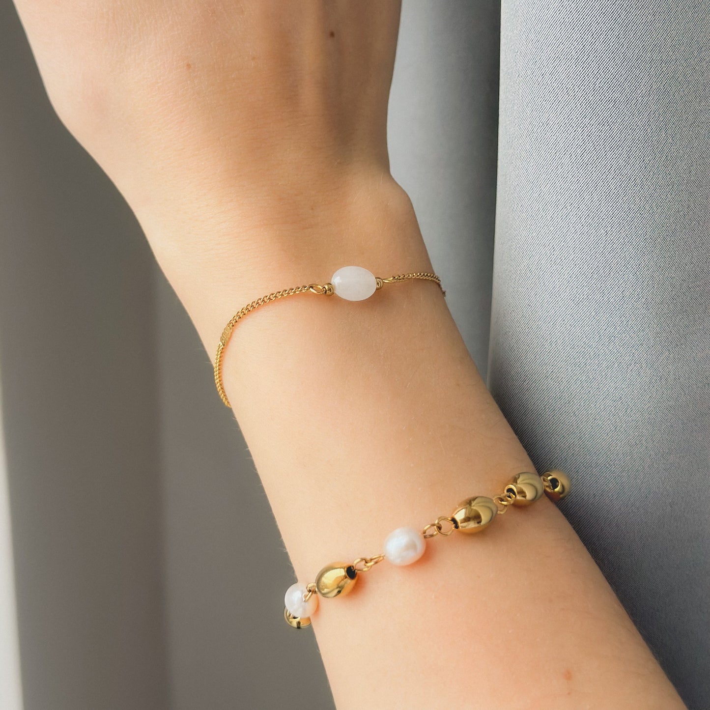 Auksuota apyrankė su baltu akmeniu