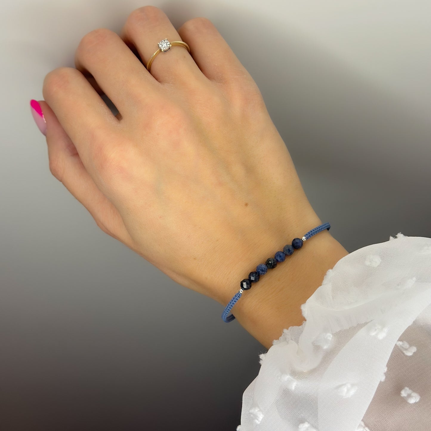 Siūlo apyrankė su sodalito akmenukais