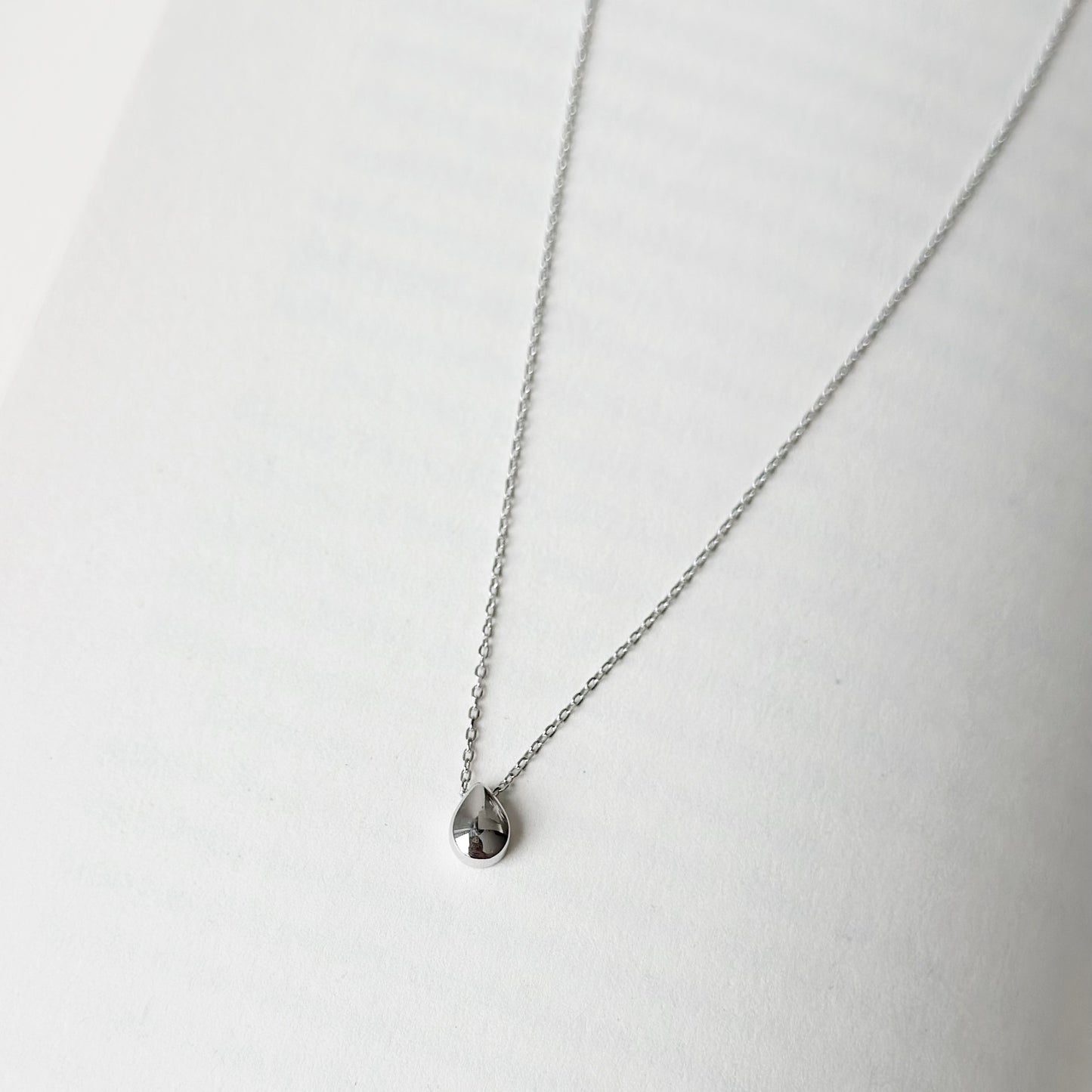 Sidabrinis rodžiuotas lašo formos pakabukas su grandinėle