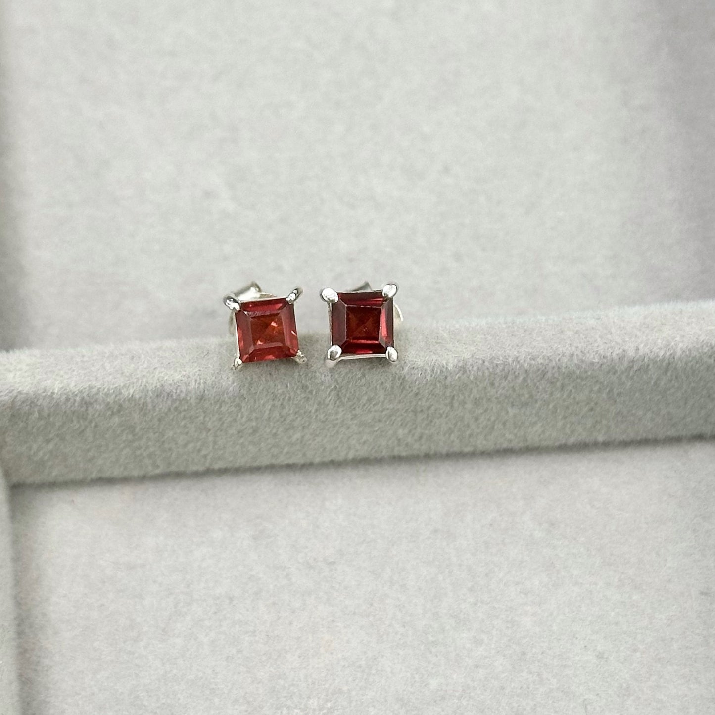 Sidabriniai auskarai su granatu