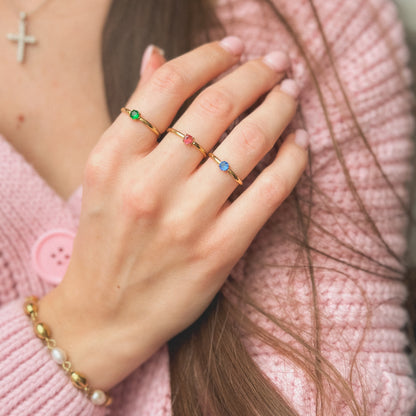 Auksuotas žiedas su įvairiaspalviais cirkoniais