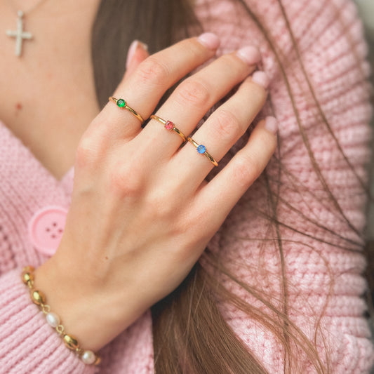 Auksuotas žiedas su įvairiaspalviais cirkoniais