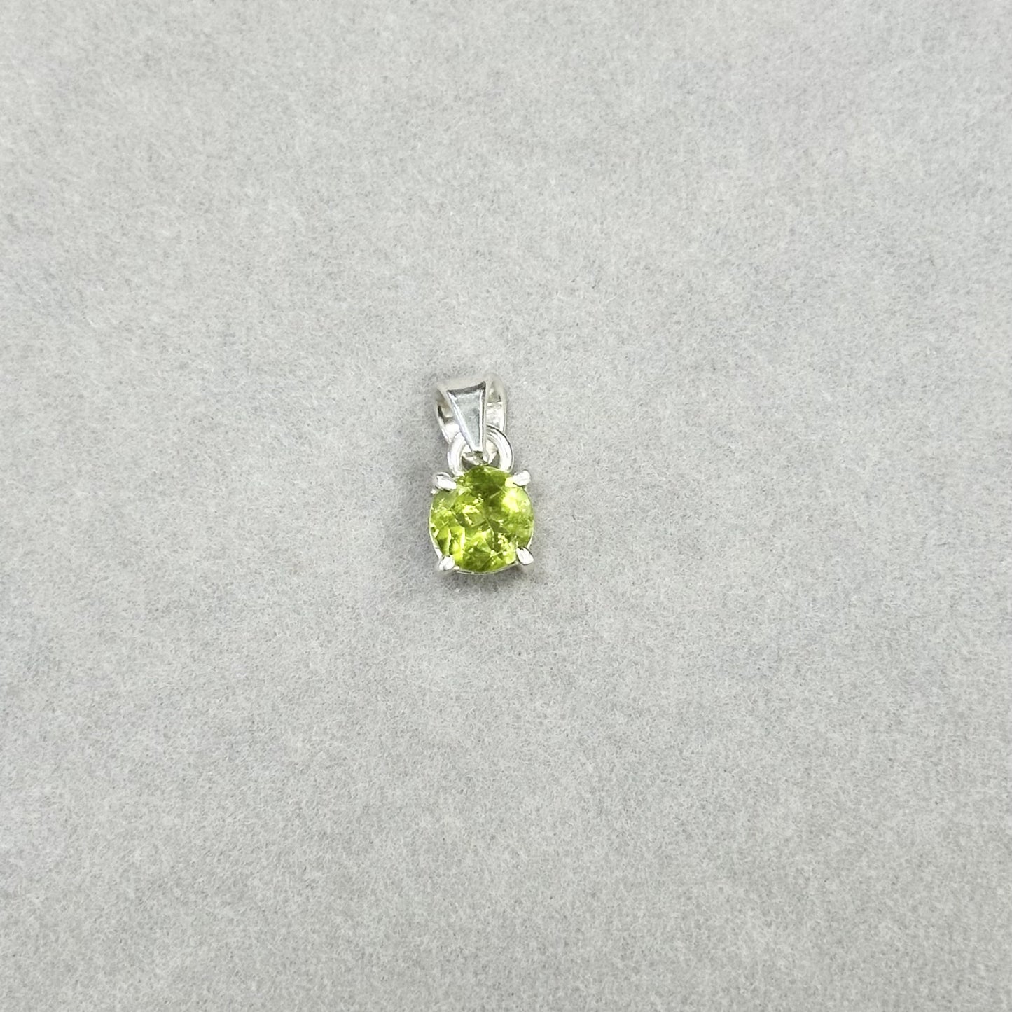 Sidabrinis pakabukas su apvaliu peridoto akmeniu ir grandinėle