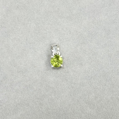 Sidabrinis pakabukas su apvaliu peridoto akmeniu ir grandinėle