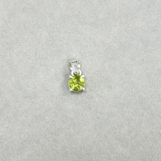 Sidabrinis pakabukas su apvaliu peridoto akmeniu ir grandinėle