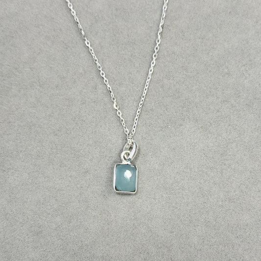 Sidabrinis pakabukas su chalcedonu ir grandinėle