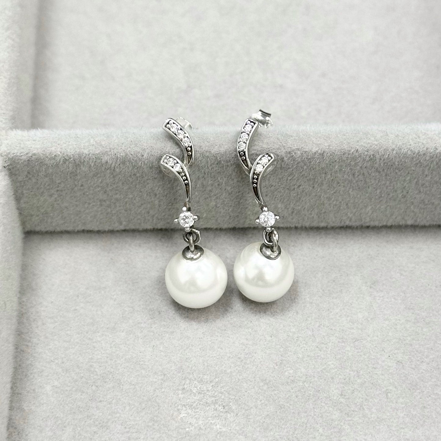 Sidabriniai rodžiuoti kabantys auskarai su cirkoniu ir perlu