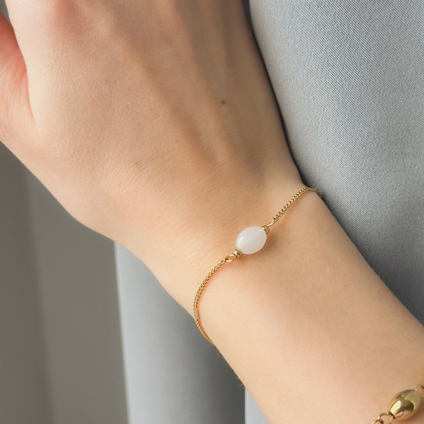 Auksuota apyrankė su baltu akmeniu