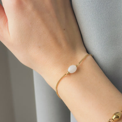 Auksuota apyrankė su baltu akmeniu