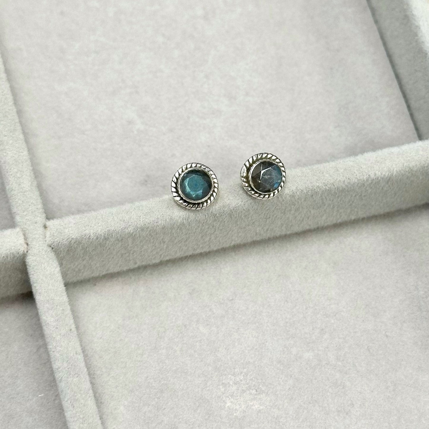 Sidabriniai apvalūs auskarai su labradorito akmeniu