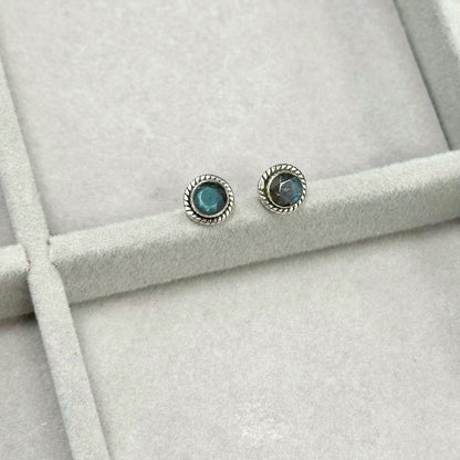 Sidabriniai apvalūs auskarai su labradorito akmeniu