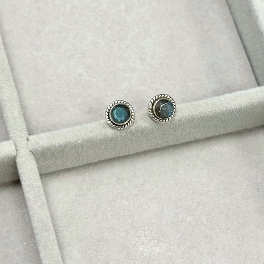 Sidabriniai apvalūs auskarai su labradorito akmeniu