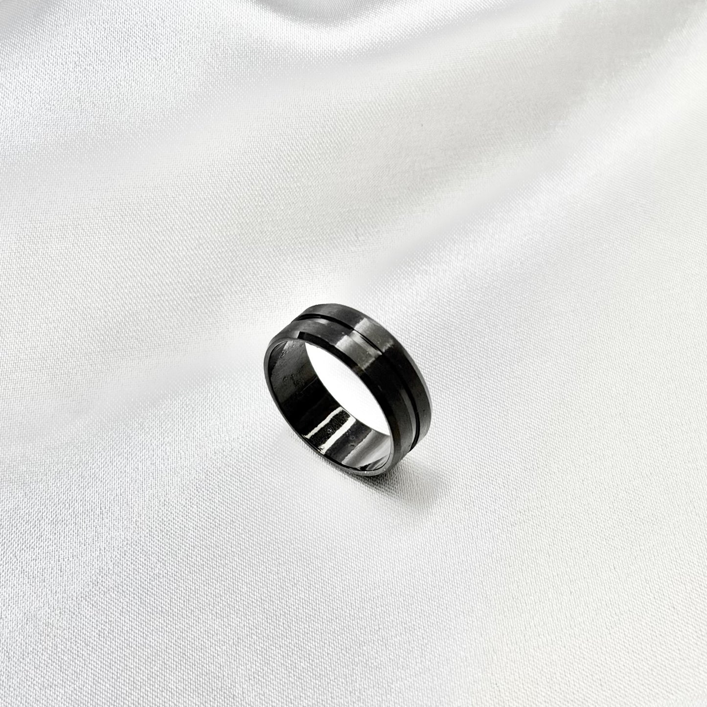 7mm juodo plieno žiedas su matinėmis juostelėmis