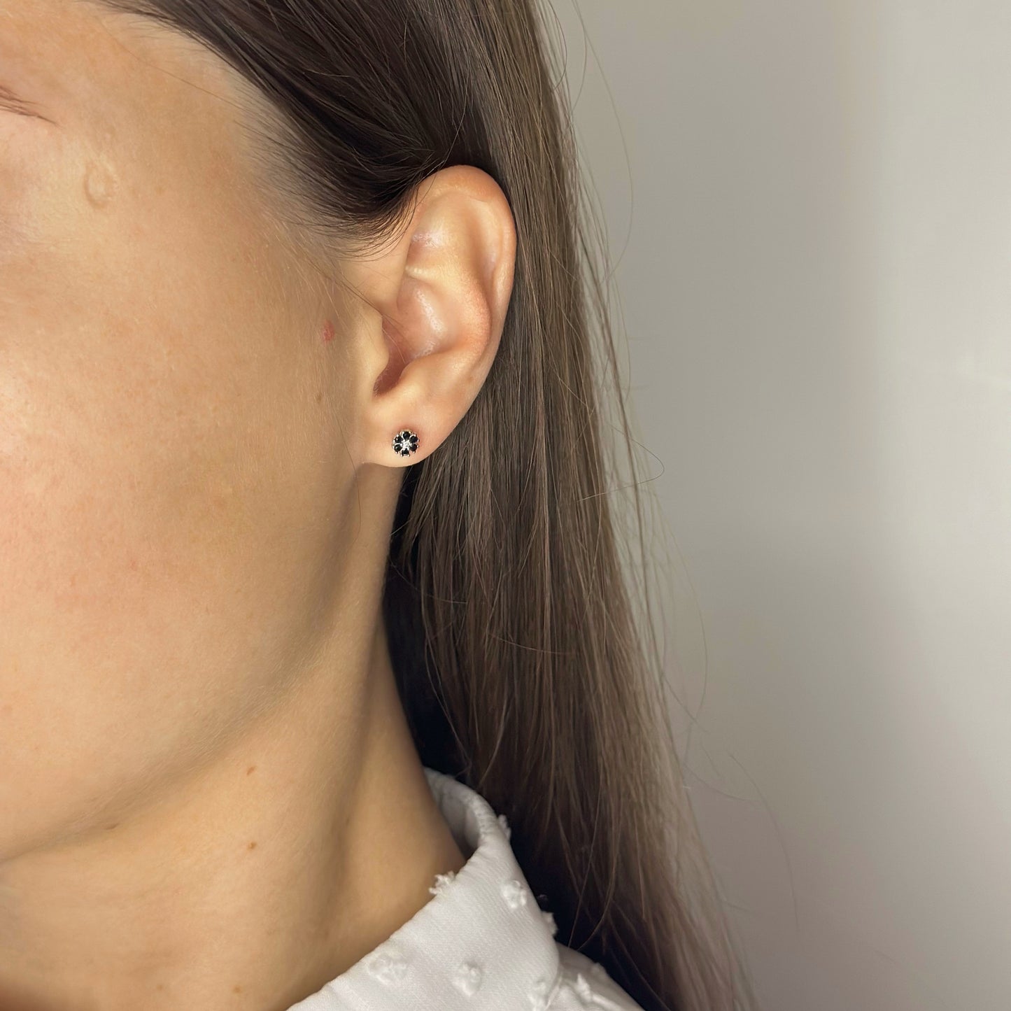 Sidabriniai užsukami auskarai su juodu cirkoniu