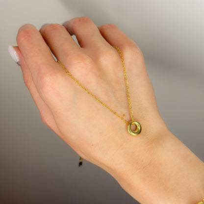 Auksuotas apvalus pakabukas su grandinėle