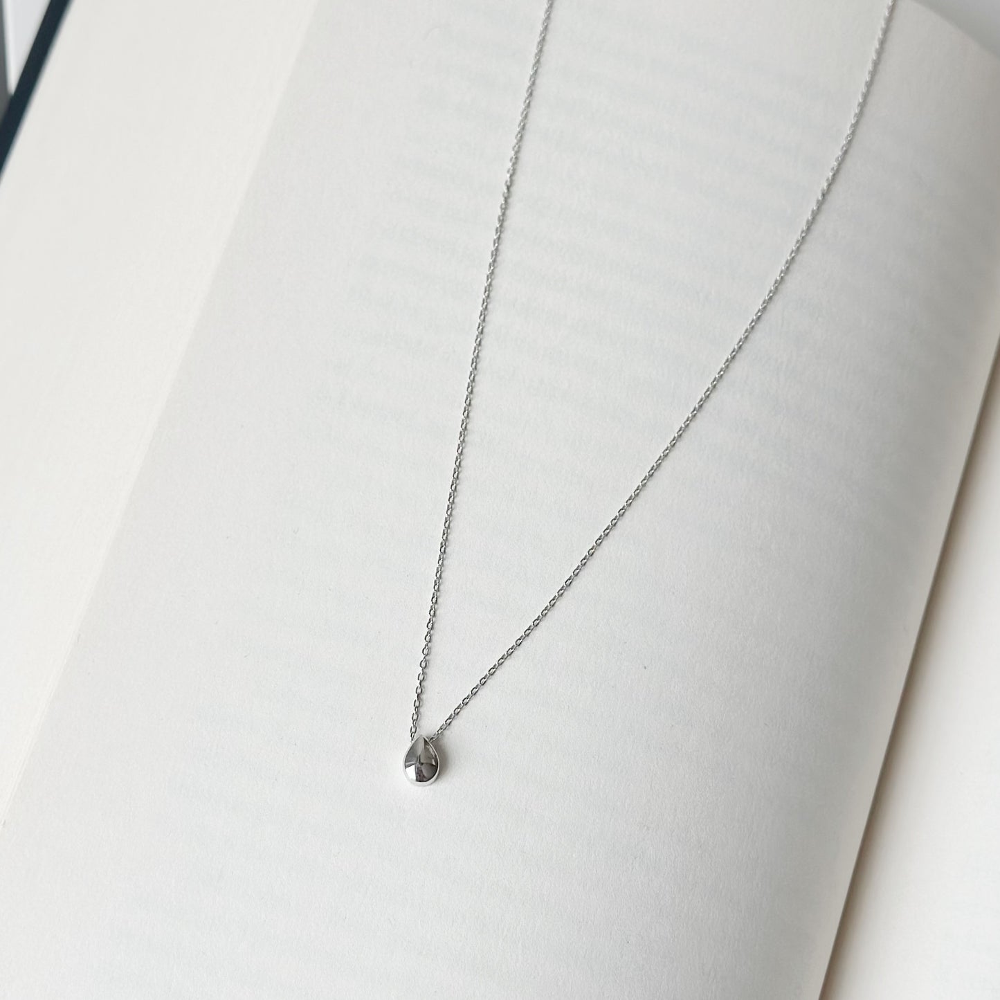 Sidabrinis rodžiuotas lašo formos pakabukas su grandinėle