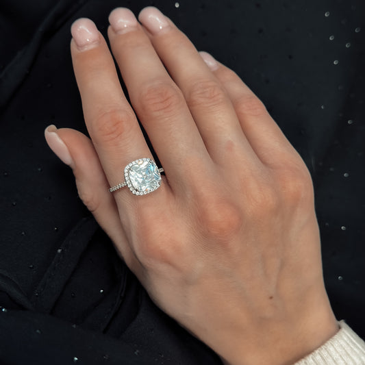 Sidabrinis žiedas su kvadratiniu cirkoniu ir mažais cirkoniukais