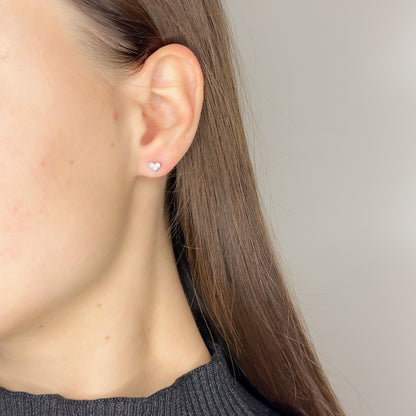 Sidabriniai užsukami auskarai su širdelėmis