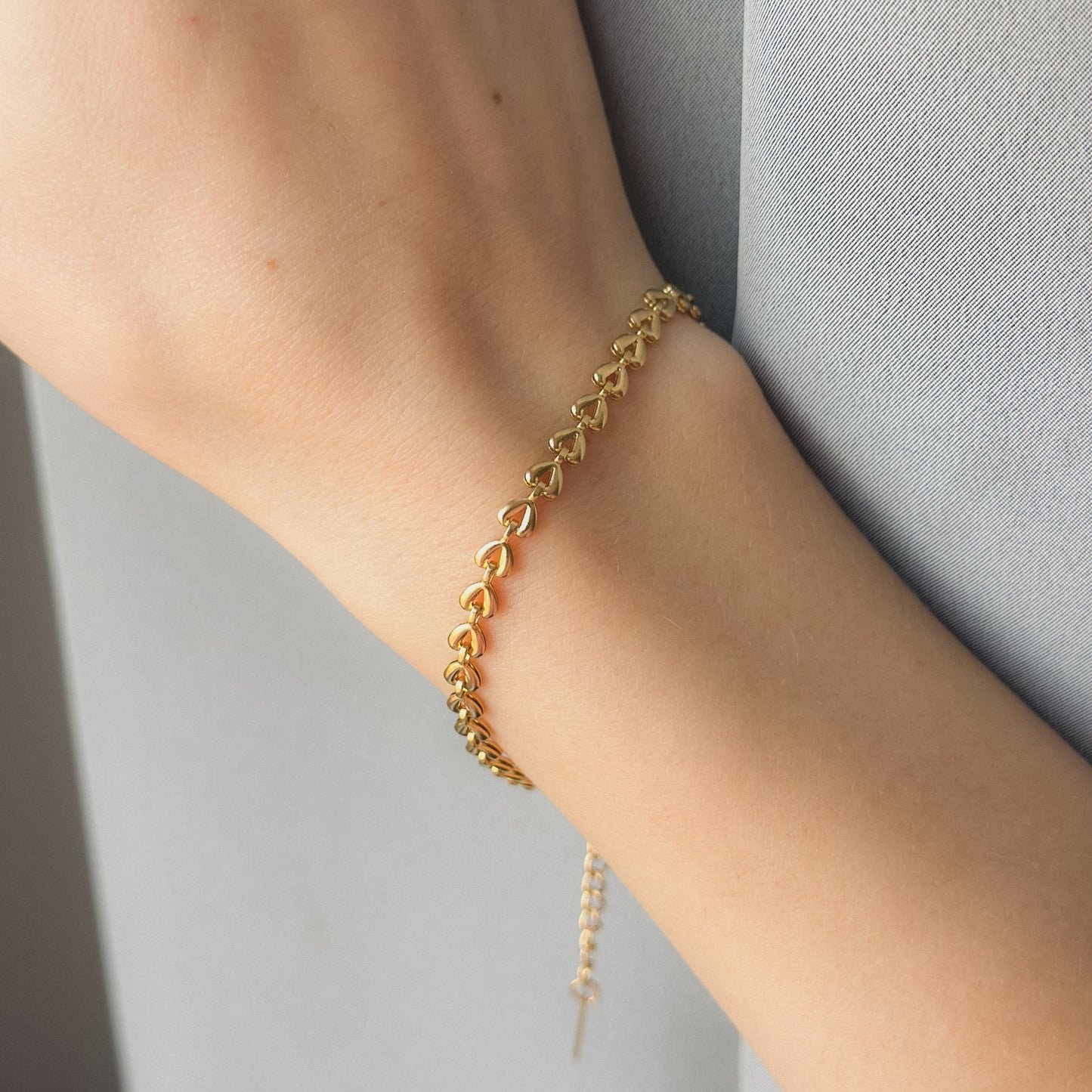 Auksuota apyrankė su širdelėmis