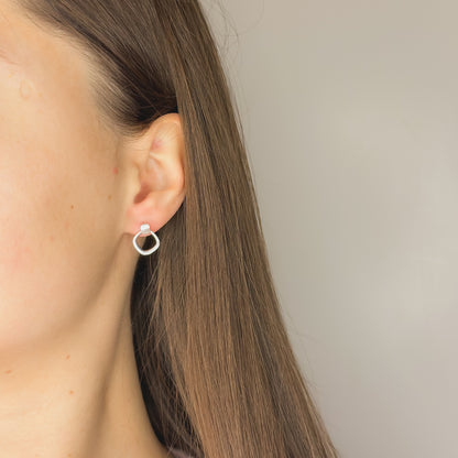 Sidabriniai rombo formos auskarai matiniu paviršiumi