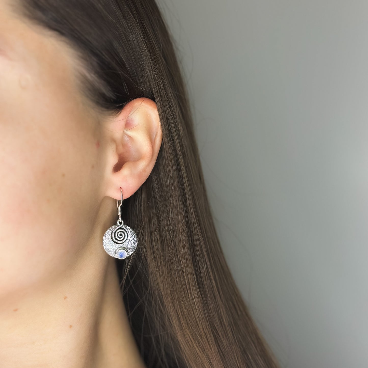 Sidabriniai kabantys auskarai su mėnulio akmeniu