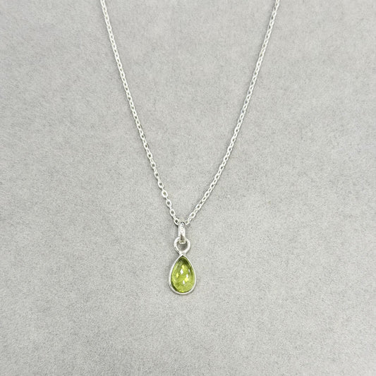 Sidabrinis pakabukas su lašo formos peridotu ir grandinėle