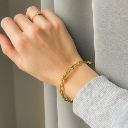 Auksuota sukta apyrankė su burbuliukais