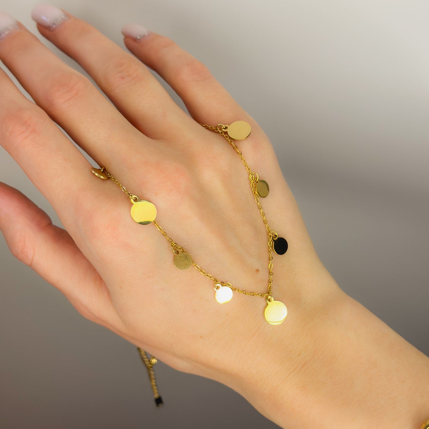 Auksuota grandinėlė su pakabučiais