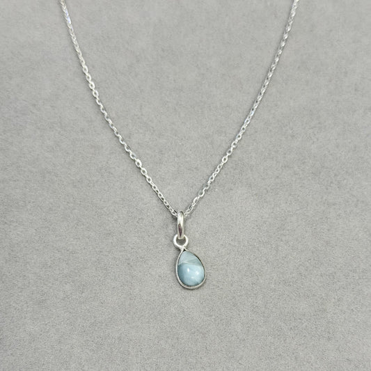 Sidabrinis pakabukas su lašo formos chalcedonu ir grandinėle