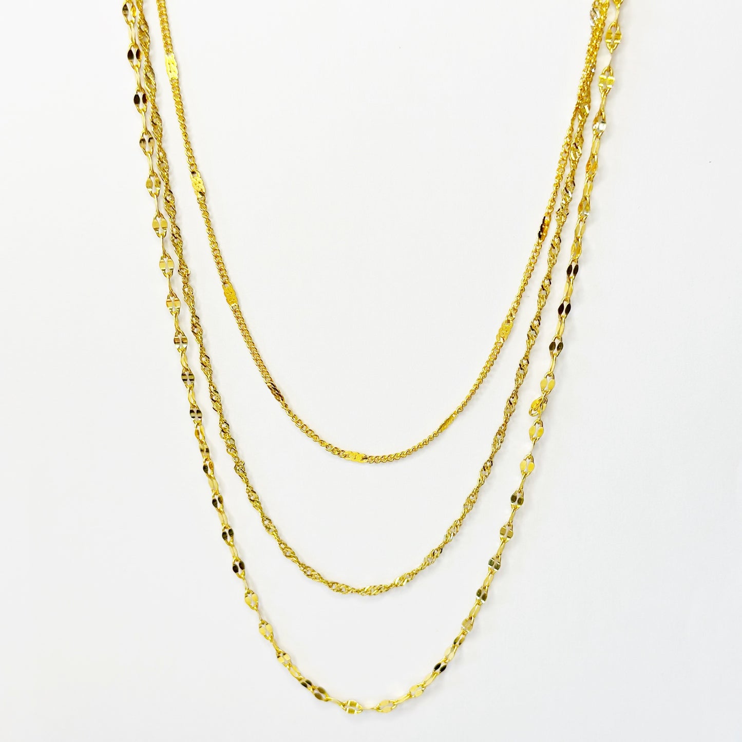 Auksuota triguba kolje su skirtingais pynimais